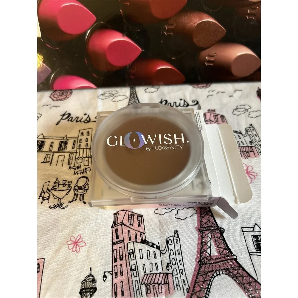 GloWish by Huda Beauty Lightweight Blurring Pressed Powder 11 Deep
